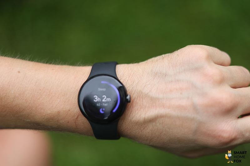 Man sieht die Schlafanalyse auf der Google Pixel Watch.